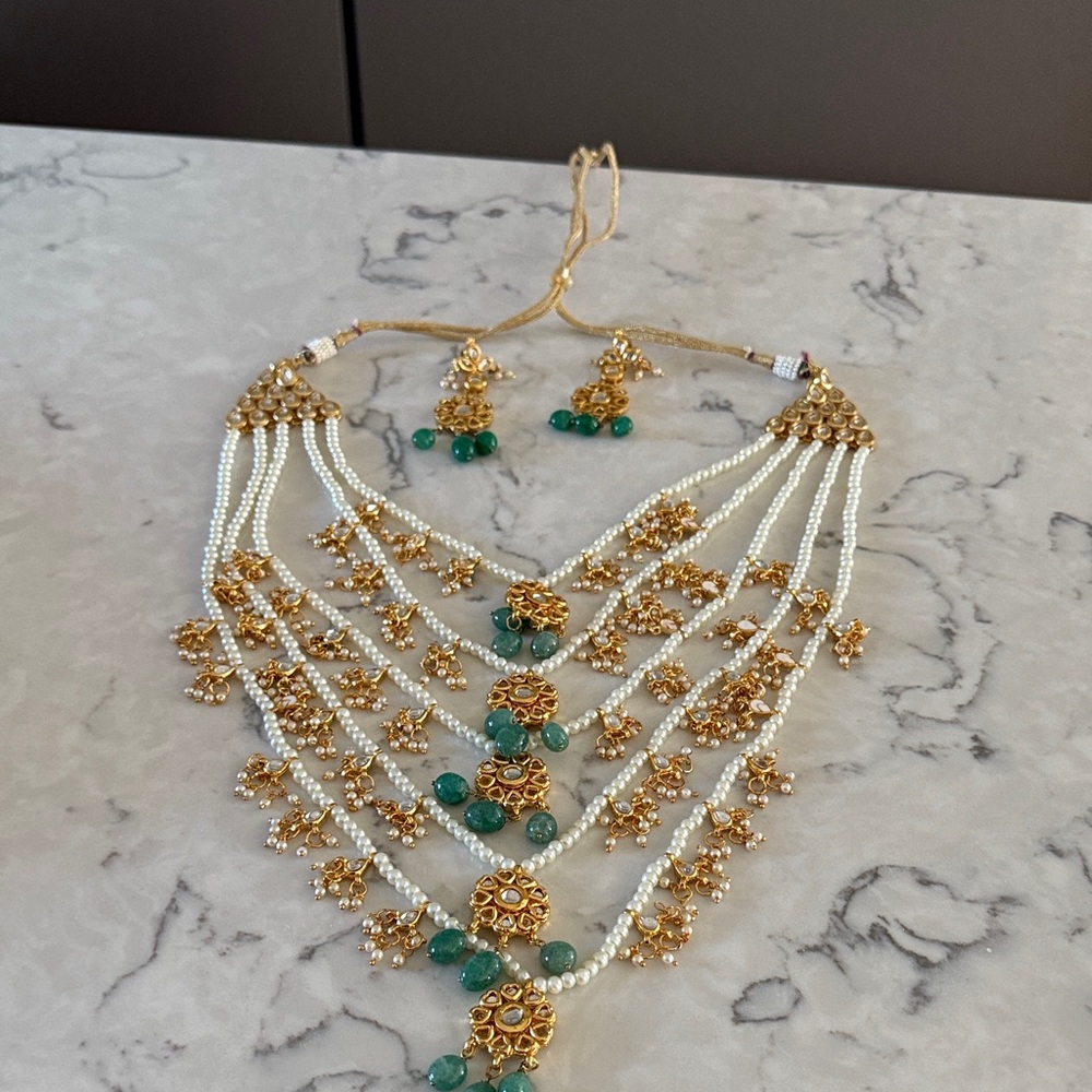 Elegant Gold and Green Necklace Set